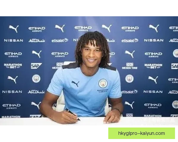 阿克技术特点与表现持续提升，成为球队防线的重要支柱